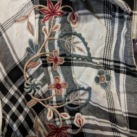 NWT Embroidered Long Sleeve Button down shirt. - Picture 4 of 7